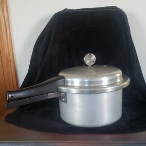 Vintage Mirro-Matic 4 Qt Aluminum Pressure Cooker with Locking Lid (No Rack)